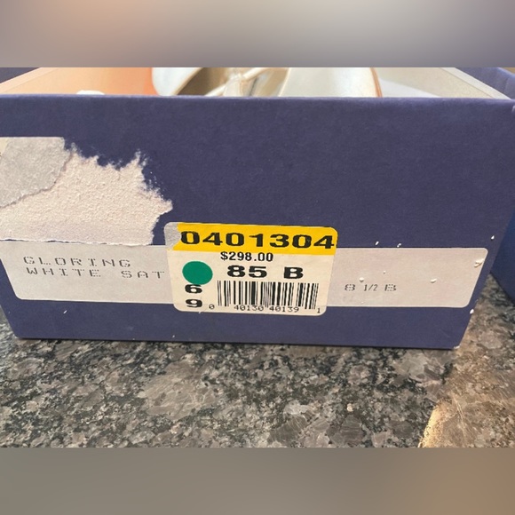 New Stuart Weitzman Goring White
Satin Shoes Size: 8.5 - NWOT - Picture 4 of 4